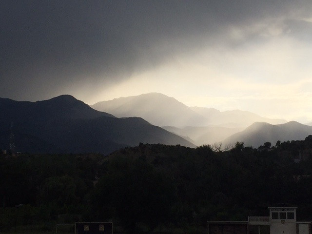 Thunderhead coming in over Pike's Peak. Gorgeous.